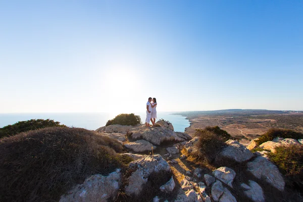 Paar van jonge mannen en vrouw knuffelen — Stockfoto