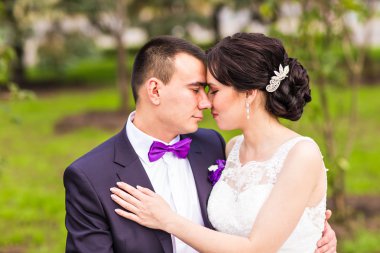 Gelin ve damat sonbahar doğa üzerinde açık havada yürüyüş gün düğününde. 