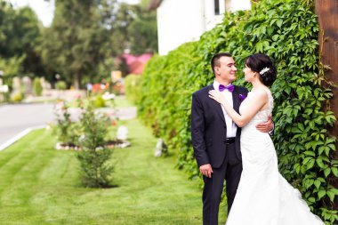 Gelin ve damat sonbahar doğa üzerinde açık havada yürüyüş gün düğününde. 