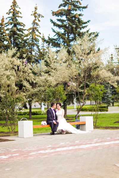 Braut und Bräutigam am Hochzeitstag beim Wandern in der herbstlichen Natur. — Stockfoto