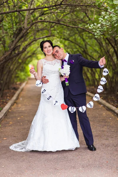 Весільна пара з просто одруженими словами — стокове фото