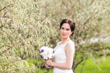 Güzel gelin gelinlik ve gelin buketi