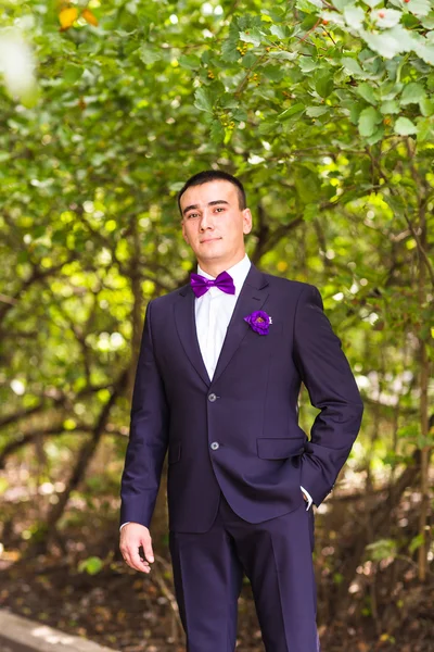 Portrait of groom in garden — Stockfoto