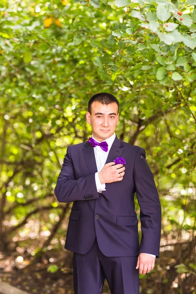 Portrait of groom in garden — Stok fotoğraf