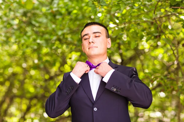 Portrait of groom in garden — Stockfoto