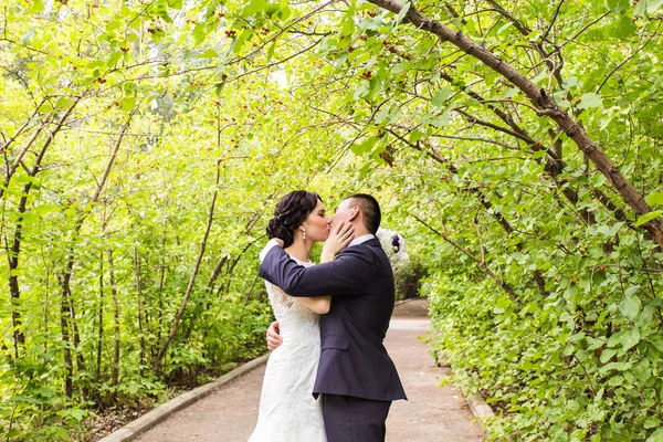 Νύφη και γαμπρός στο γάμο ημέρα περπάτημα σε εξωτερικούς χώρους σε φθινοπωρινή φύση. — Φωτογραφία Αρχείου