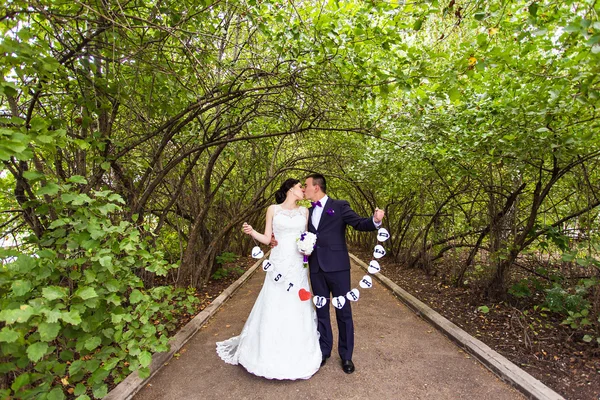 Casal de casamento com apenas palavras casadas — Fotografia de Stock