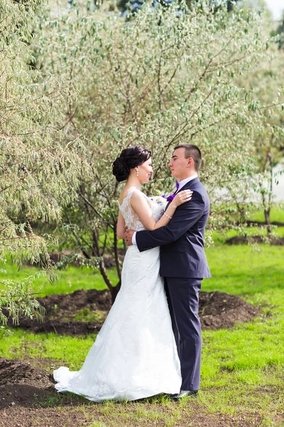 Noiva e noivo no dia do casamento caminhando ao ar livre na natureza outono . — Fotografia de Stock