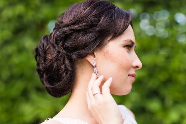 Schöne Braut in Brautkleid und Brautstrauß — Stockfoto