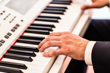 Müzik yapma. el piyano