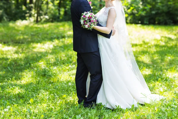 Esküvői pár átölelve — Stock Fotó