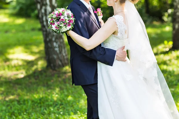 Bruidspaar knuffelen — Stockfoto