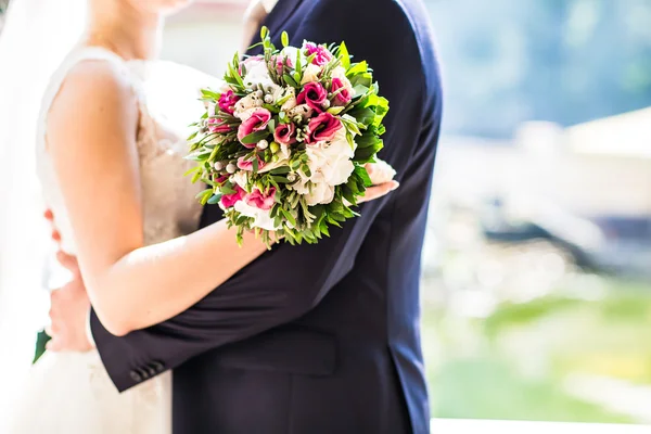 Brautstrauß aus verschiedenen Blumen. — Stockfoto