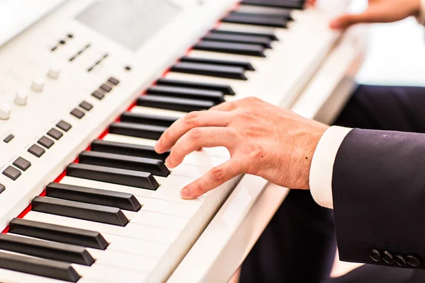 Att göra musik. hand att spela piano — Stockfoto