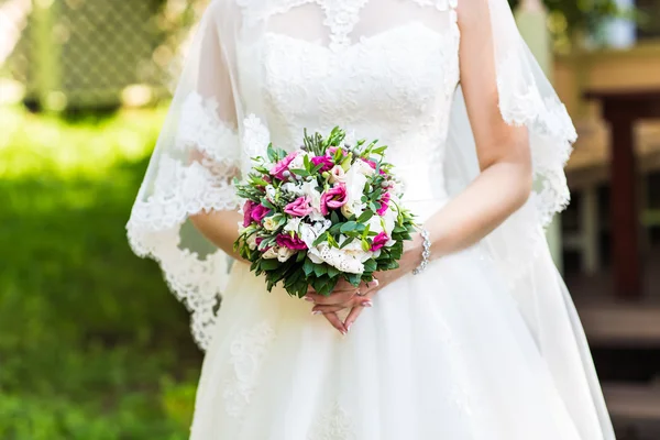 Brudbukett med olika blommor. — Stockfoto