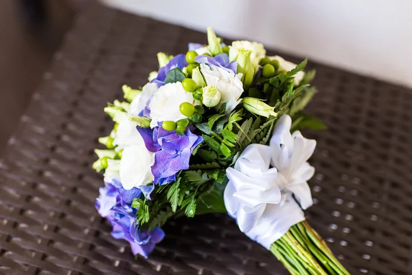 Brautstrauß aus verschiedenen Blumen. — Stockfoto