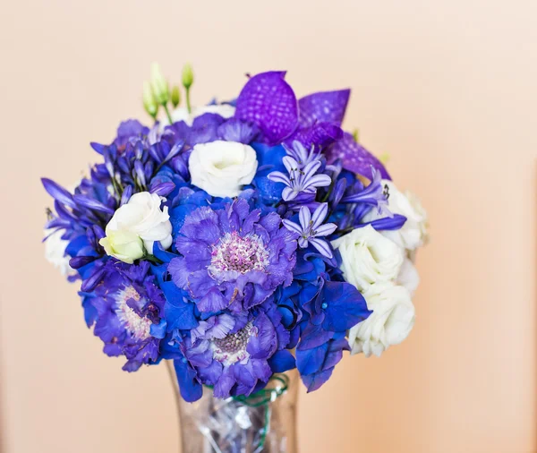 Весільний букет з різних квітів . — стокове фото