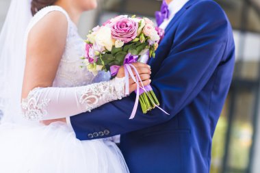 Gelinin elinde düğün buketi