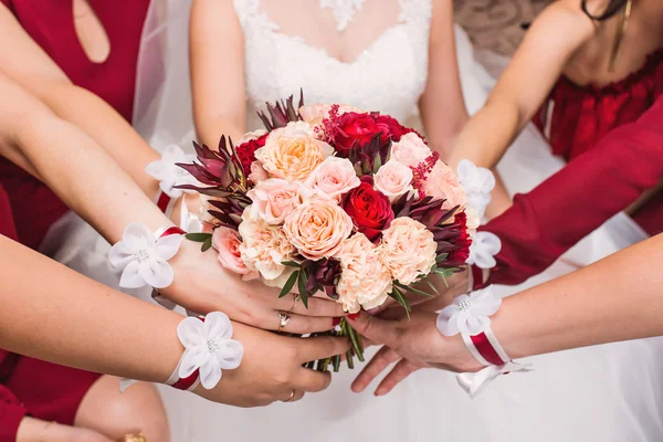 Gros plan d'une mariée et de ses demoiselles d'honneur tenant un bouquet . — Photo