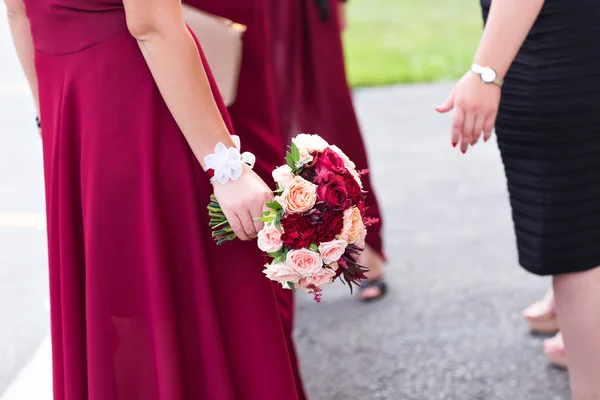 Düğün buketi gelin ve gelinin nedimesi — Stok fotoğraf