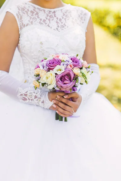 El ramo de boda en las manos de la novia —  Fotos de Stock