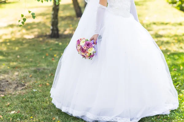 Buquê de casamento em mãos da noiva — Fotografia de Stock