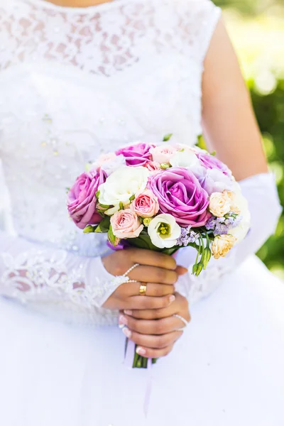 Esküvői csokor a menyasszony kezében — Stock Fotó