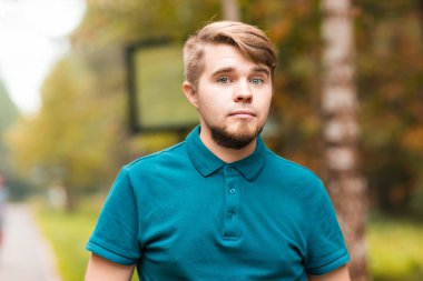 yakışıklı adam açık havada dikey. sonbahar renkleri.