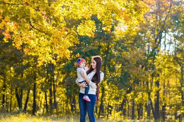 Mère de famille heureuse avec enfant petite fille courir et jouer sur le parc d'automne — Photo
