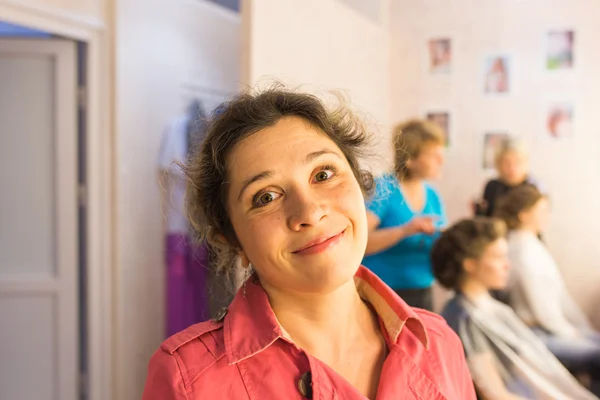 Portret van een aantrekkelijke jonge vrouw glimlachend — Stockfoto