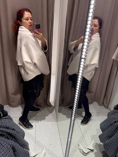 Bej ceketli bir kadının yan görüntüsü. Orantı algısı, siluet ve kadınsı güç rahat bir zarafet ve dikkatli bir benlik imajı ile.