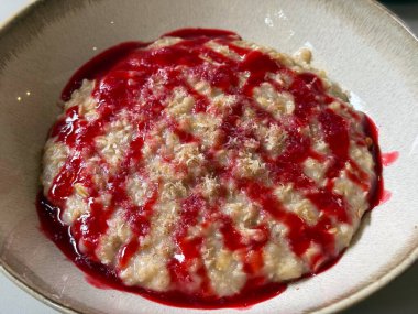 Ahududu soslu yulaf ezmesi. Ev yapımı yemek, kahvaltı ve günlük yiyecek.