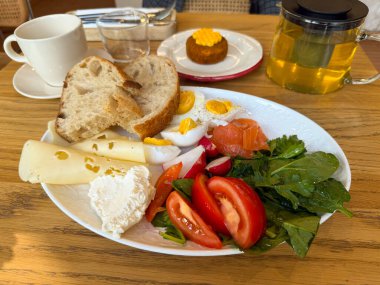 Sebzeli, yumurtalı ve ekmekli sağlıklı bir kahvaltı. Dengeli beslenme, dikkatli yeme ve modern kafe yaşam tarzı..