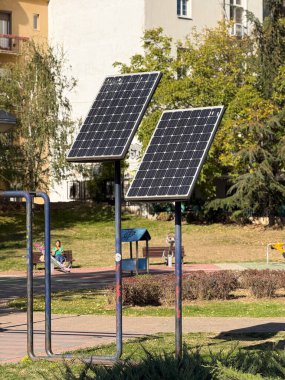 Şehir parkına güneş panelleri kuruldu. Yenilenebilir enerji, sürdürülebilir teknoloji ve kamu alanındaki çevre dostu altyapı