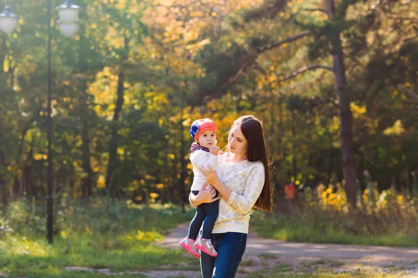 Jeune mère marchant avec son bébé dans un parc d'automne — Photo