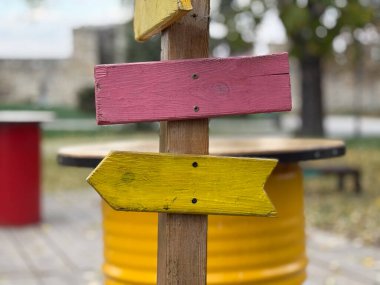 Renkli tahta oklar direkte. Yaratıcılık, özgürlük ve neşeli navigasyon konsepti.