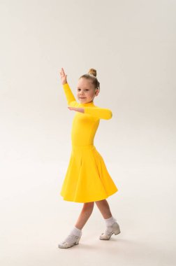 Koklear implant dans pozu veren genç bir jimnastikçi. Güç, adaptasyon ve kapsama, sanat, disiplin ve beden kontrolü yoluyla işitme engellerinin üstesinden gelme hikayesinde birleşir.