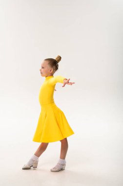 Koklear implant dans pozu veren genç bir jimnastikçi. Güç, adaptasyon ve kapsama, sanat, disiplin ve beden kontrolü yoluyla işitme engellerinin üstesinden gelme hikayesinde birleşir.