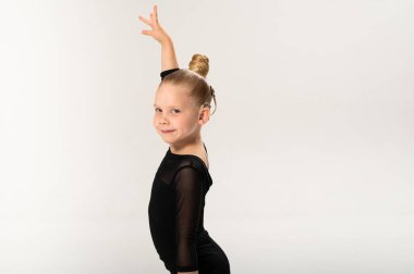 Siyah balo kıyafeti içinde gülümseyen çocuk işitme teknolojisiyle zarif hareketler yapıyor. Güç, kapsama ve sanatsal disiplin, çeşitliliği ve insan potansiyelini kutlamak için uyumlu hale gelir..