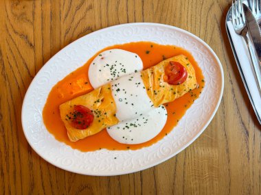 Sos ve kiraz domatesli omlet. Sunumda tazelik, rahatlık ve aşçılık yaratıcılığı