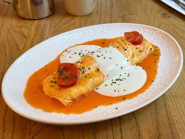 Sos ve kiraz domatesli omlet. Sunumda tazelik, rahatlık ve aşçılık yaratıcılığı