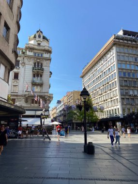 Güneşli bir öğleden sonra Belgrad şehir merkezinde yaya bölgesi. Şehir hayatının boş, iletişim ve kültürel ritmi