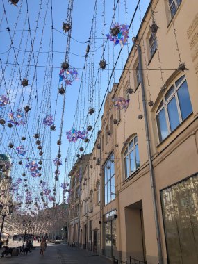 Moskova 'daki Nikolskaya Caddesi' ndeki tarihi binaların üzerinde asılı çelenkler ve renkli süsler. Şehir hayatının kutlama, kültür ve sanatsal ifadesi
