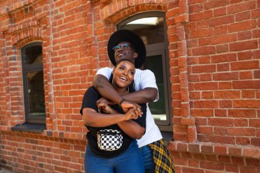 Şehir caddesinde gülen ve kucaklaşan mutlu çift. Aşk, arkadaşlık, eğlence, mutluluk ve ilişkiler kavramı. Boşluğu kopyala