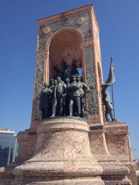 İstanbul, Taksim Meydanı 'ndaki Cumhuriyet Anıtı. Modern Türkiye 'nin birlik, liderlik ve tarihsel hafızasını sembolize eden ulusal dönüm noktası.