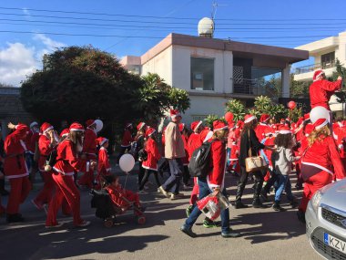 Sokakta bir sürü Noel Baba var. Neşe, birlik ve kutlama şenlik ruhuyla dolu..
