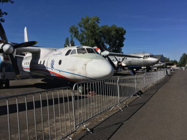 Prag 'daki Kbely Havacılık Müzesi' nde açık havada tarihi uçak gösterisi. Hafıza, teknoloji ve nesiller boyunca havacılık tarihinin korunması