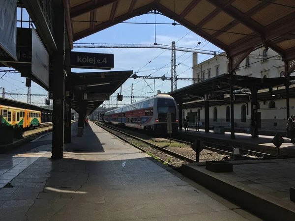 Praha 'da sabah ışığı altında peronlar ve trenler. Orta Avrupa hareketliliğinin ulaşım, bağlantı ve endüstriyel ritmi