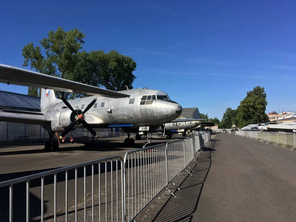 Prag 'daki Kbely Havacılık Müzesi' nde açık havada tarihi uçak gösterisi. Hafıza, teknoloji ve nesiller boyunca havacılık tarihinin korunması