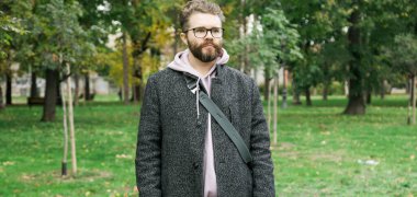 Şehir parkında ağaçlı bir adam var. Reklam için yer ve boş yerleri kopyalayın. Kentsel denge, tefekkür ve doğal basitlik